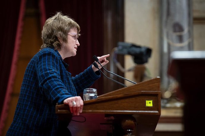 Archivo - La consellera d'Educació de la Generalitat, Anna Simó, intervé durant una sessió plenria en el Parlament, a 8 de novembre de 2023, a Barcelona, Catalunya (Espanya)