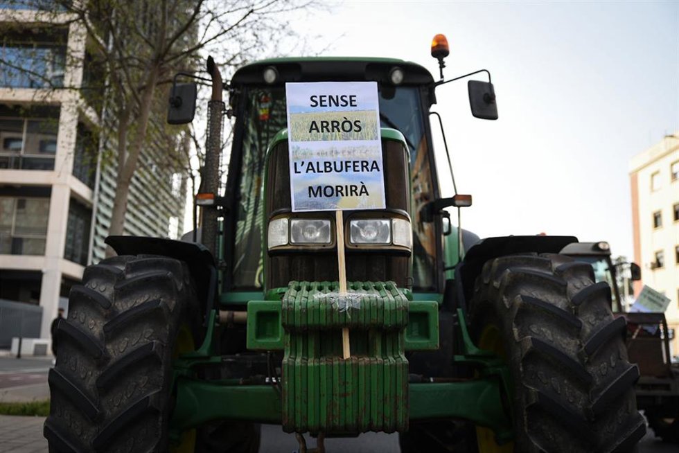 Archivo - Un agricultor participa en una tractorada anterior en Valncia