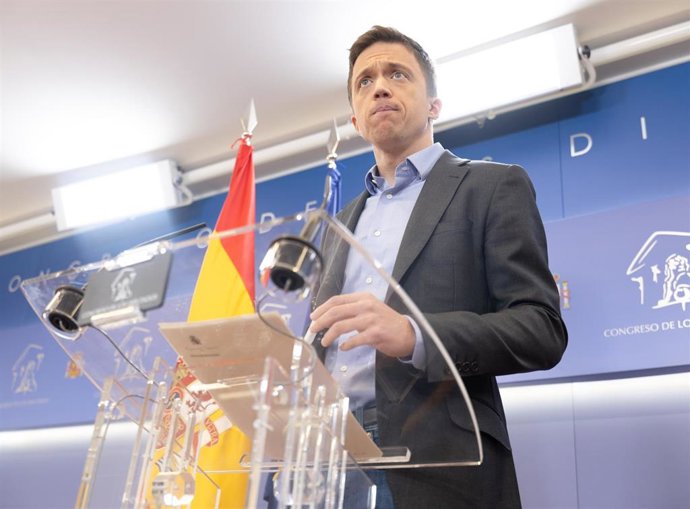 El portavoz de Sumar en el Congreso, Iñigo Errejón, a su salida de una rueda de prensa posterior a la Junta de Portavoces, a 20 de febrero de 2024, en Madrid (España).