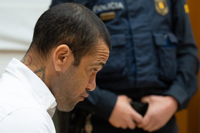 El exfutbolista Dani Alves durante un juicio en la Audiencia de Barcelona, a 5 de febrero de 2024, en Barcelona, Catalunya (España). Alves está acusado de agresión sexual a una chica en un baño de la discoteca Sutton de la capital catalana la noche del 30