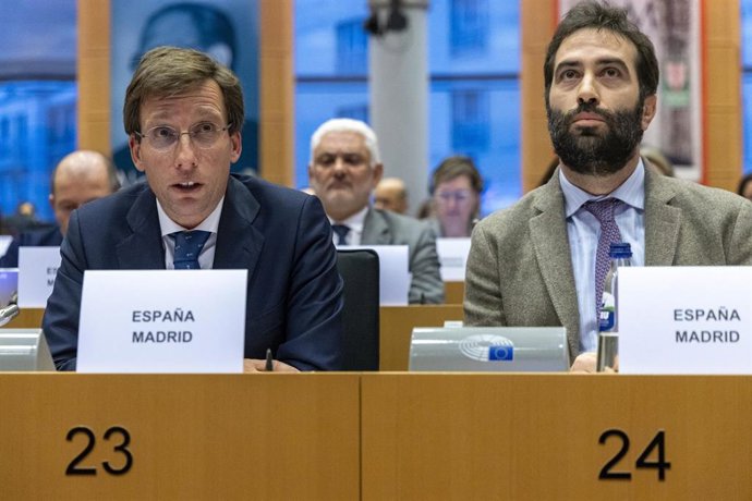 l alcalde de Madrid, José Luis Martínez-Almeida (i), y el ministro de Economía, Comercio y Empresa, Carlos Cuerpo.