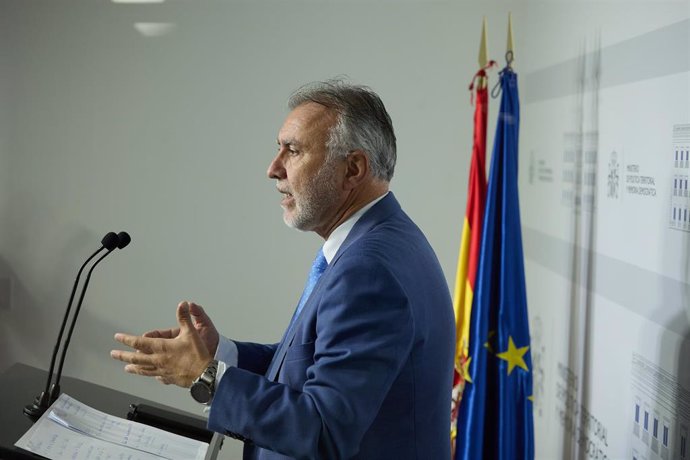 El ministro de Política Territorial y Memoria Democrática, Ángel Víctor Torres, ofrece una rueda de prensa para hacer balance de los acuerdos alcanzados con las comunidades autónomas en el Ministerio de Política Territorial y Memoria Democrática, a 15 d