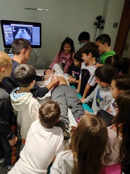 Carlos Fernández, supervisor de la Unidad de Radiología, enseña a los niños cómo funcionan los aparatos