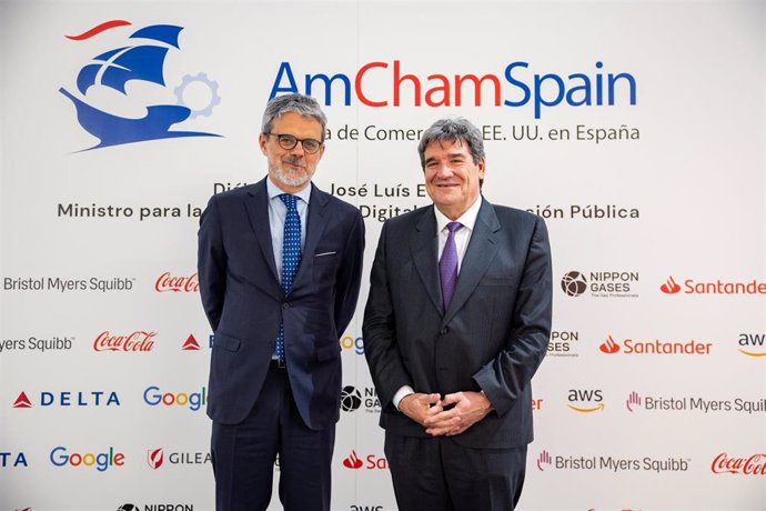 De izquierda a derecha, Jaime Malet, presidente de la AmChamSpain, con el José Luis Escrivá, ministro para la Transformación Digital y la Función Pública