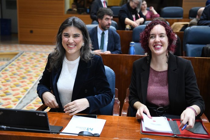 La portavoz de Más Madrid en la Asamblea, Manuela Bergerot (i), y la diputada de Más Madrid en la Asamblea, María Pastor (d).