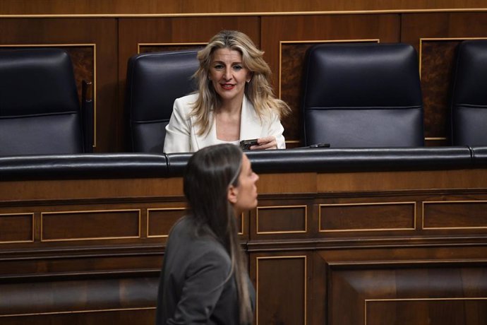 La vicepresidenta segunda, Yolanda Díaz observa pasar a la portavoz de Junts en el Congreso, Miriam Nogueras, durante una sesión plenaria, en el Congreso de los Diputados, a 20 de febrero de 2024, en Madrid (España). 