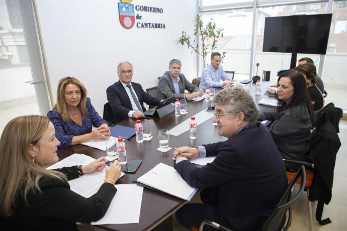 Archivo - La consejera de Presidencia, Justicia, Seguridad y Simplificación Administrativa, Isabel Urrutia, preside el grupo de trabajo de la justicia gratuita