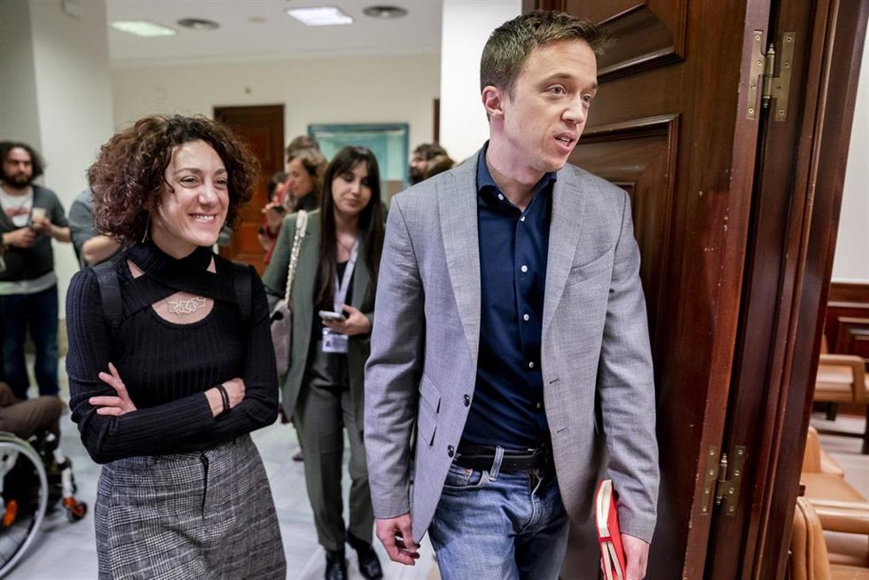 La diputada de Sumar Aina Vidal y el portavoz de Sumar en el Congreso, Iñigo Errejón, a su llegada a una reunión del Grupo Parlamentario Sumar, en el Congreso de los Diputados