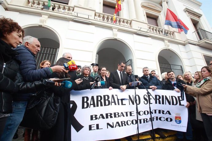 El alcalde de Barbate, Miguel Molina, junto al consejero de Presidencia, Antonio Sanz, en la concentración del pasado 10 de febrero en Barbate por la muerte de dos agentes de la Guardia Civil. ARCHIVO.