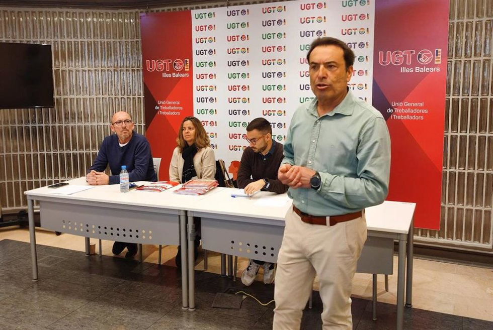 El secretario general de la FeSMC-UGT, José García Relucio, este jueves durante la impartición de un curso sobre la medición de las cargas de trabajo de camareras de piso.