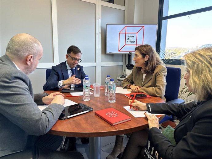 La consejera de Empleo, Rocío Blanco, con el presidente de Smart City Cluster, Miguel Ángel Romero.