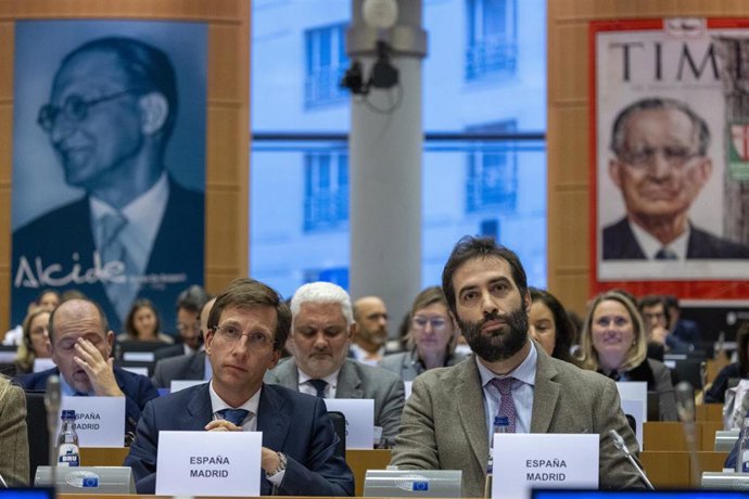 El alcalde de Madrid, José Luis Martínez-Almeida (i), y el ministro de Economía, Comercio y Empresa, Carlos Cuerpo (d), durante la presentación de la candidatura de Madrid para albergar la sede de la AMLA