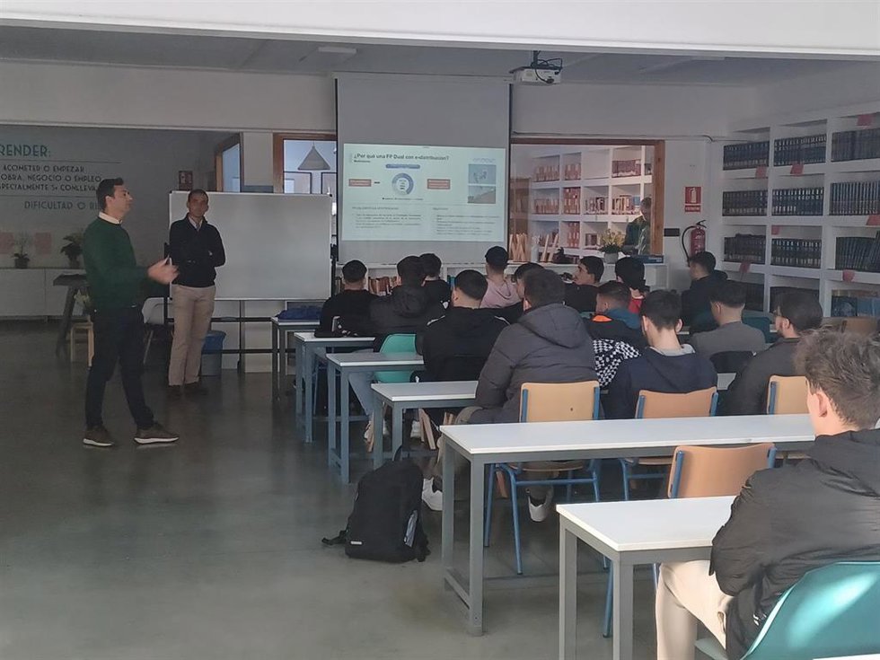 Alumnos de FP Dual comienzan prácticas en el sector de las redes de distribución de la mano de Endesa