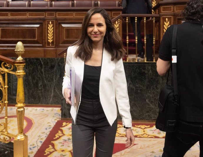 La secretaria general de Podemos, Ione Belarra, llega a una sesión plenaria, en el Congreso de los Diputados, a 22 de febrero de 2024, en Madrid (España).