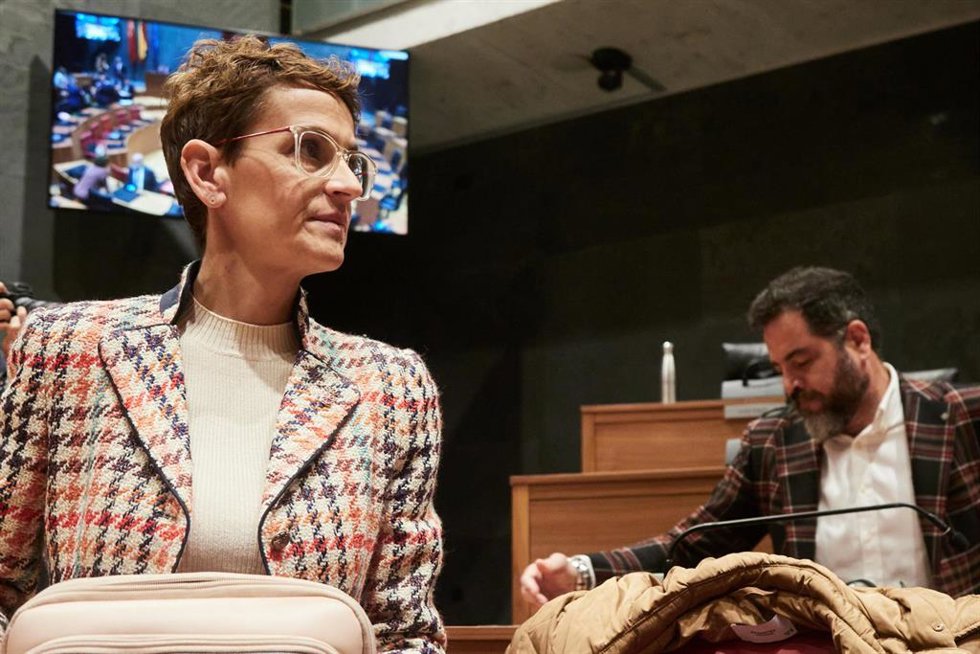Archivo - La presidenta del Gobierno de Navarra, María Chivite y el portavoz parlamentario del PSN, Ramón Alzórriz, durante una sesión plenaria en el Parlamento de Navarra.