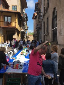 Archivo - Comida en la calle en Avilés