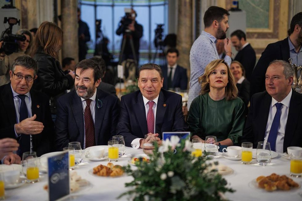 El portavoz socialista, Patxi López; el Presidente del CGPJ, Vicente Guilarte; el ministro de Agricultura, Pesca y Alimentación, Luis Planas; la ministra de Educación, Pilar Alegría; y el ministro de Industria y Turismo, Jordi Hereu