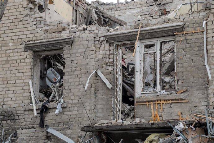 Daños en un edificio residencial en la ciudad de Jersón, en Ucrania, tras un ataque del Ejército de Rusia (archivo)