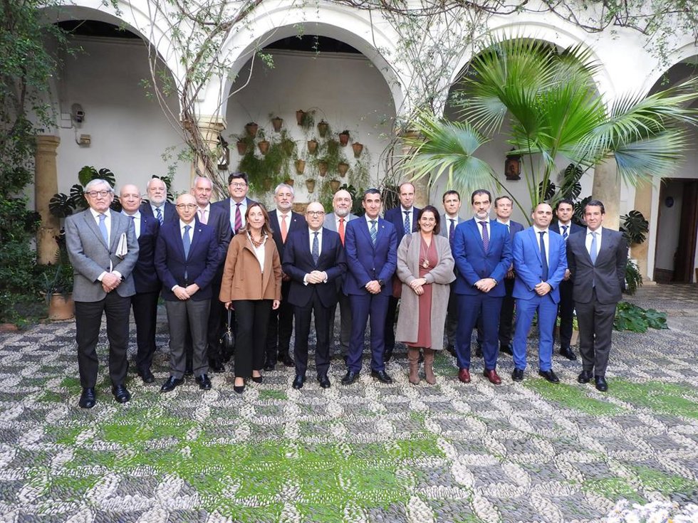 Joseba Barrena y Francisco José Tato Jiménez (centro), junto a responsables de Cajasur y del Consejo Andaluz de Economistas, en el Palacio de Viana de Córdoba.