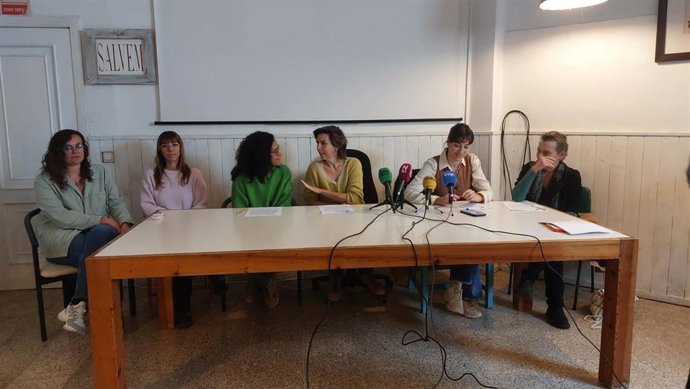 Las representantes del GOB Margalida Ramis, Xisca Mas, Aurora Jhardi y Teresa Cuennet, entre otras, durante una rueda de prensa.
