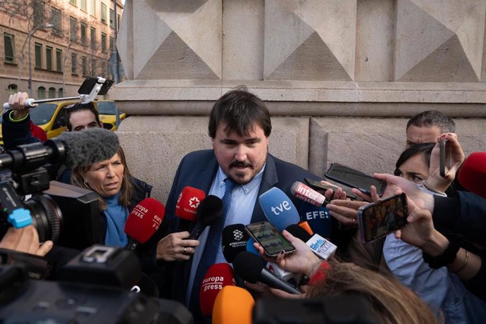 El miembro del equipo de la abogada de la víctima, David Sáenz, atiende a los medios de comunicación a su salida de la citación de las partes para notificar la sentencia a Dani Alves, en la Audiencia de Barcelona, a 22 de febrero de 2024, en Barcelona, 