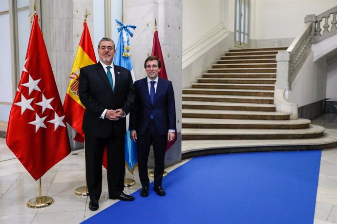 El alcalde de Madrid, José Luis Martínez-Almeida, ha recibido esta mañana en el Palacio de Cibeles a una delegación de la República de Guatemala, encabezada por su presidente, Bernardo Arévalo