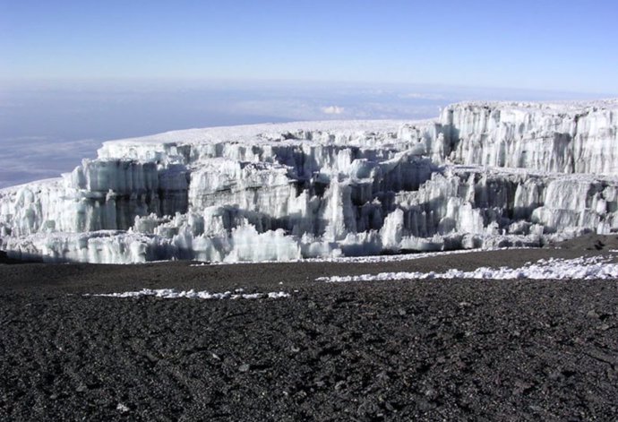 Característico aspecto con paredes de bordes verticales del hielo de la cumbre del Kilimanjaro