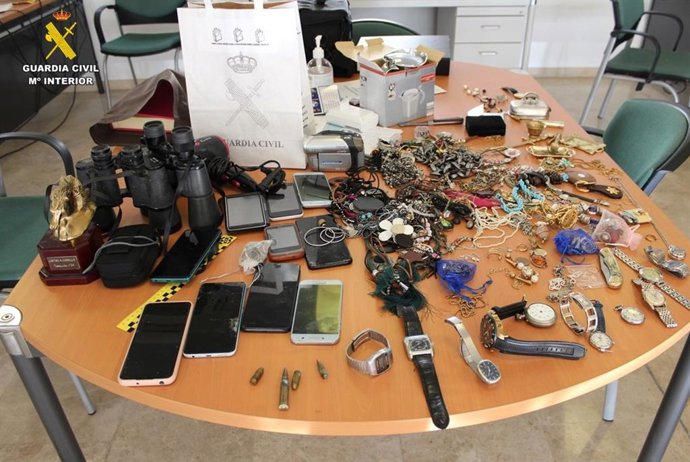 Objetos robados incautados por la Guardia Civil.