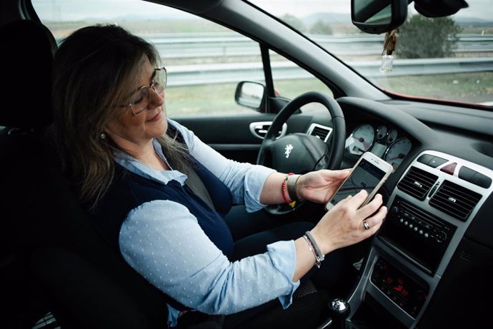 Una mujer muestra el atasco con su móvil en la carretera E-5, a la altura del kilómetro 94 como consecuencia de la concentración de tractores, en la segunda jornada de protestas, a 7 de febrero de 2024 en Tembleque,  Toledo, Castilla-La Mancha (España).  