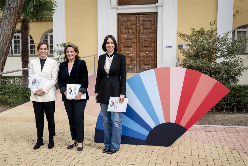 (I-D) La ministra de Sanidad, Mónica García; la vicepresidenta tercera y ministra para la Transición Ecológica y el Reto Demográfico, Teresa Ribera; y la ministra de Ciencia, Innovación y Universidades, Diana Morant; a su llegada a la presentación del O