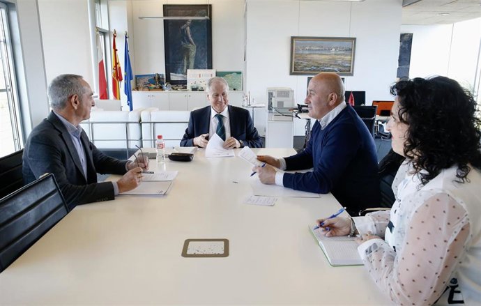 El consejero de Industria, Eduardo Arasti, y el alcalde de Cartes, Agustín Molleda