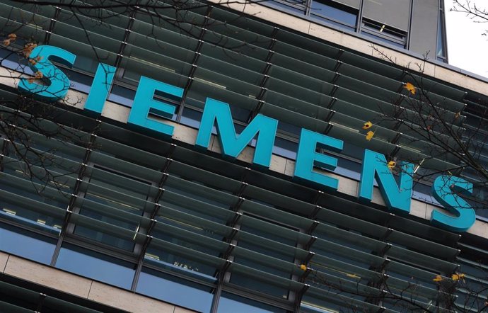 Archivo - FILED - 15 November 2023, Bavaria, Munich: The "Siemens" logo can be seen on the company's headquarters. Photo: Karl-Josef Hildenbrand/dpa