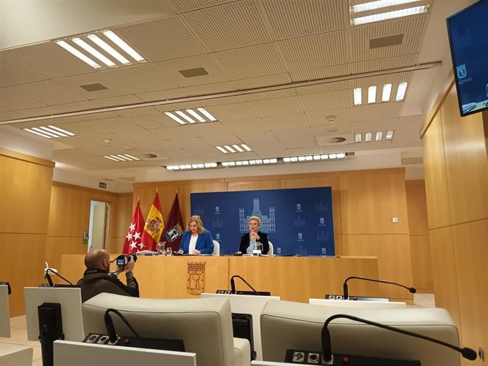 La Vicealcaldesa Y Portavoz Municipal, Inmaculada Sanz, Y La Delegada De Obras Y Equipamientos, Paloma García Romero