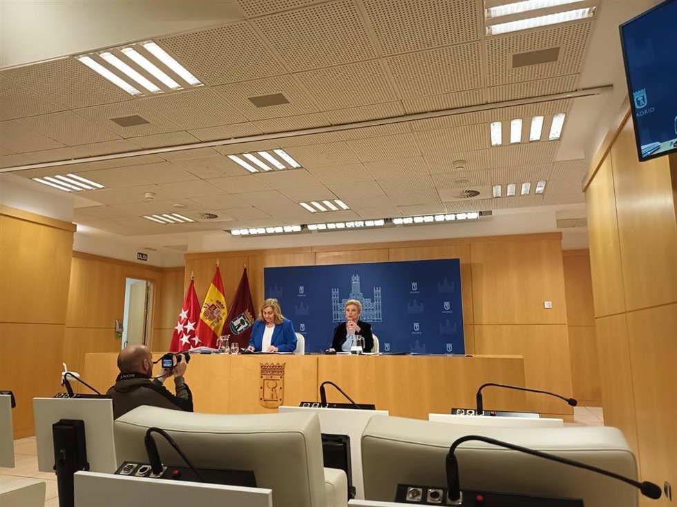 La Vicealcaldesa Y Portavoz Municipal, Inmaculada Sanz, Y La Delegada De Obras Y Equipamientos, Paloma García Romero