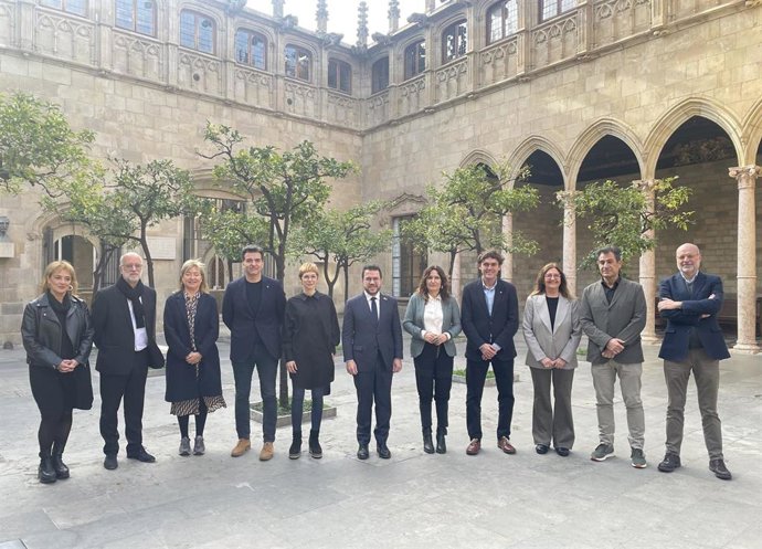 El presidente de la Generalitat Pere Aragons y la presidenta de la CCMA Rosa Rom, tras la firma del contrato programa 2024-2027