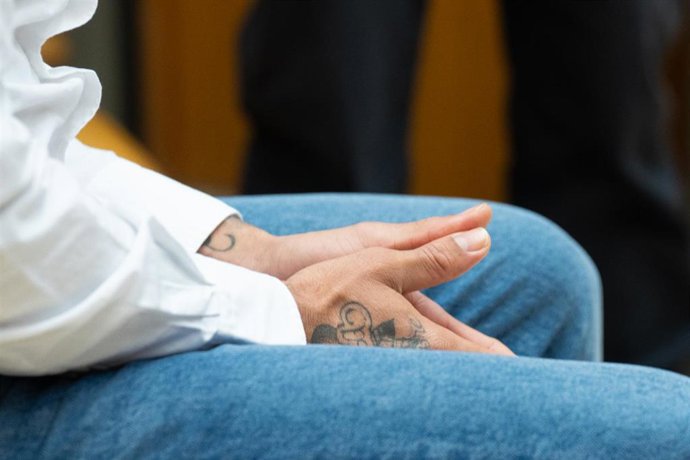 Las manos del exfutbolista Dani Alves durante un juicio en la Audiencia de Barcelona, a 5 de febrero de 2024, en Barcelona, Catalunya (España). 