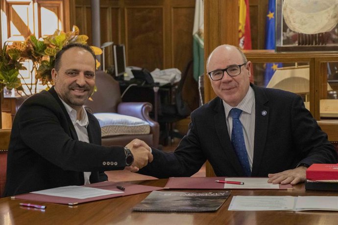 El rector de la Universidad de Granada, Pedro Mercado, y el alcalde Ubrique (Cádiz), José Mario Casillas Ardila, en la firma del acuerdo para investigación arqueológica