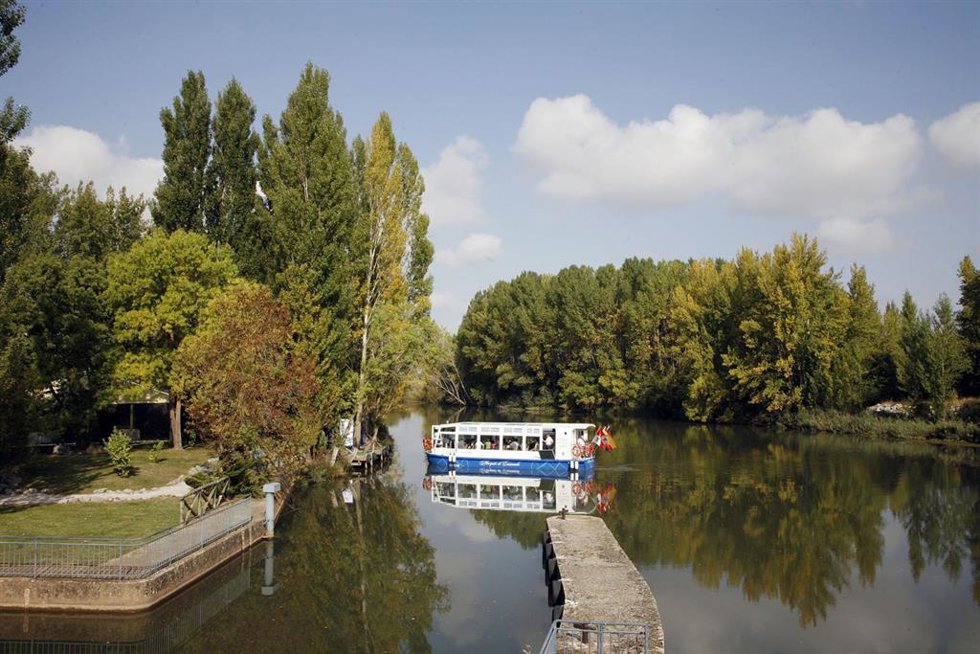 Archivo - Una embarcación en el Canal de Castilla.