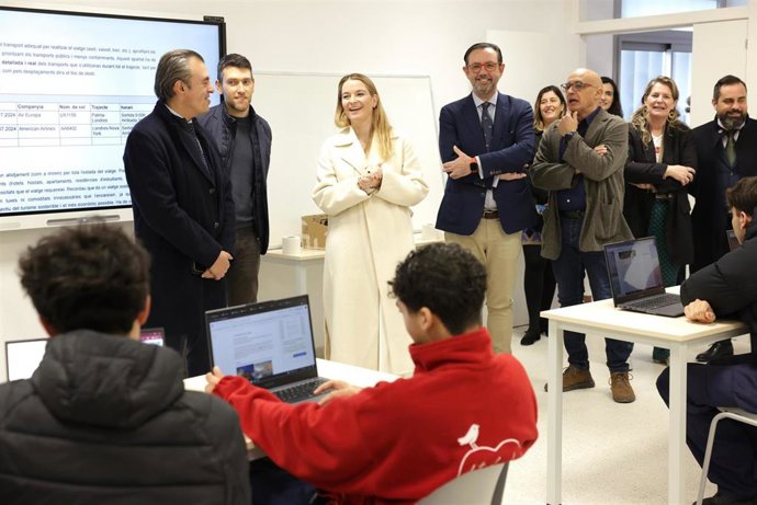 La presidenta del Govern balear, Marga Prohens, en compañía del conseller de Educación y Universidades, Antoni Vera, y el conseller de Empresa, Ocupación y Energía, Alejandro Sáenz de San Pedro, durante una visita al centro de Embat.