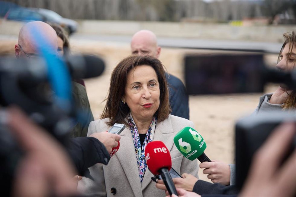 La ministra de Defensa, Margarita Robles, atiende a medios durante su visita a las obras de mantenimiento del puente instalado entre Villamanta y Aldea del Fresno, a 22 de febrero de 2024, en Aldea del Fresno, Madrid (España).