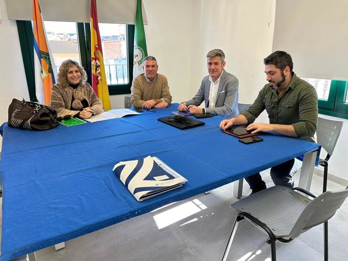 El alcalde de San Martín del Tesorillo, Jesús Fernández Rey, en una reunión con el vicepresidente quinto de Diputación de Cádiz y responsable del Servicio Provincial de Recaudación, Sebastián Hidalgo.