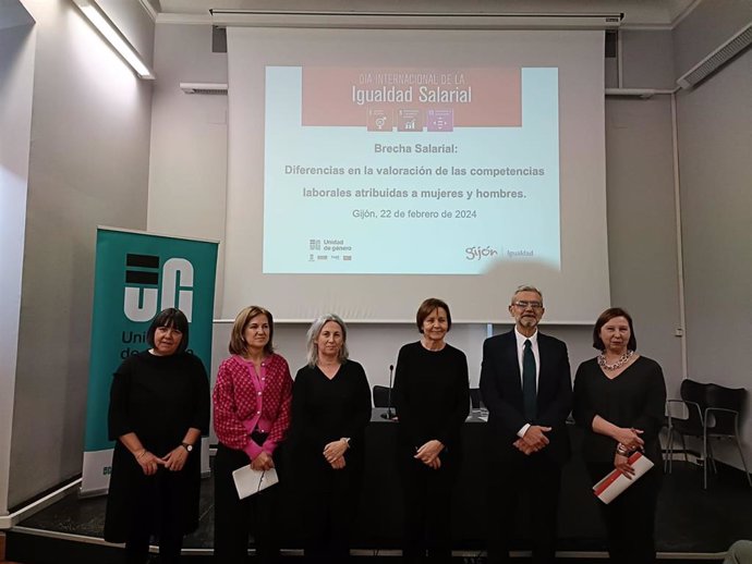 La alcaldesa de Gijón, Carmen Moriyón (en el centro), antes de participar en la jornada 'Brecha salarial: Diferencias en la valoración de las competencias laborales atribuidas a mujeres y hombres', en el Centro de Cultura Antiguo Instituto, de Gijón.