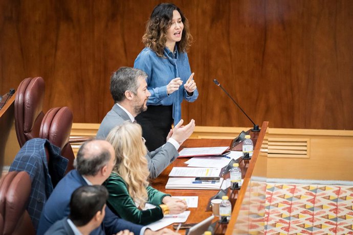 La presidenta de la Comunidad de Madrid, Isabel Díaz Ayuso,  interviene durante un pleno de la Asamblea de Madrid, a 22 de febrero de 2024, en Madrid (España). Las protestas del mundo rural y la situación de las residencias marcan el Pleno de la Asamble