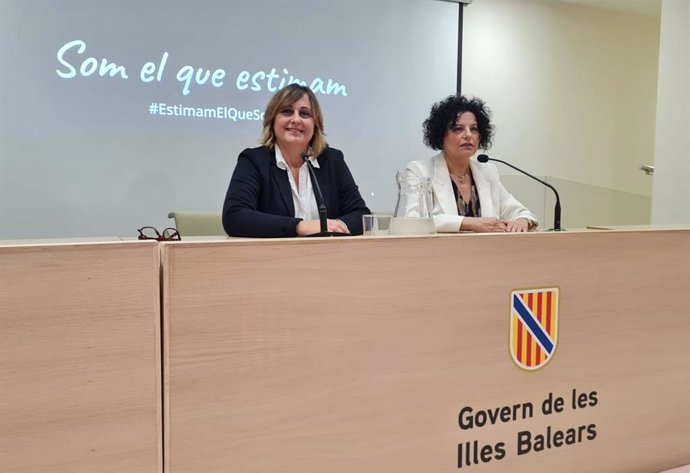 La consellera de Presidencia y Administraciones Públicas, Antònia Maria Estarellas, y la directora general de Relaciones Institucionales y con el Parlament, Xesca Ramis.