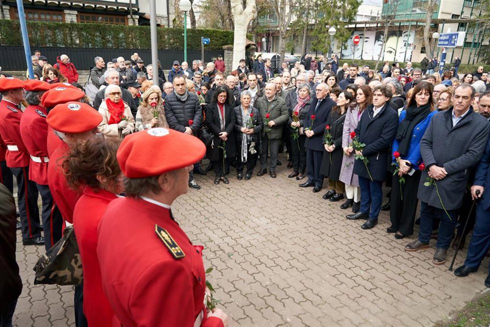 Ofrenda floral a Fernando Buesa, dirigente del PSE-EE y exvicelehendakari del Gobierno Vasco, y a su escolta, el ertzaina Jorge Díwz, aseinado por ETA. EN VItoria-Gasdteiz
