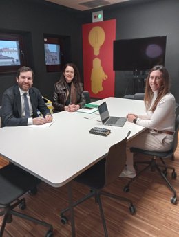 Reunión de la primera teniente de alcaldesa y concejala de Economía, Empleo, Turismo e Innovación del Ayuntamiento de Gijón, Ángela Pumariega (PP), con Marcos Pérez y Reyes Ceñal, representantes de la asociación Compromiso Asturias XXI.