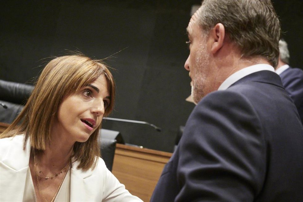 Archivo - La parlamentaria de UPN María Jesús Valdemoros conversa con el presidente de UPN, Javier Esparza