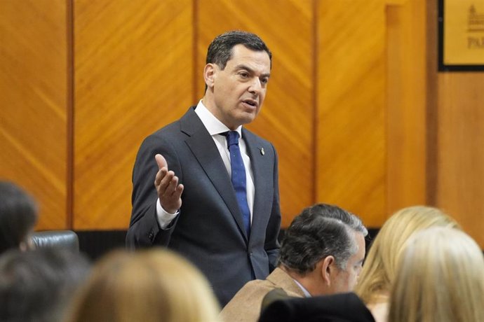 El presidente de la Junta de Andalucía, Juanma Moreno, este jueves en el Pleno del Parlamento. 