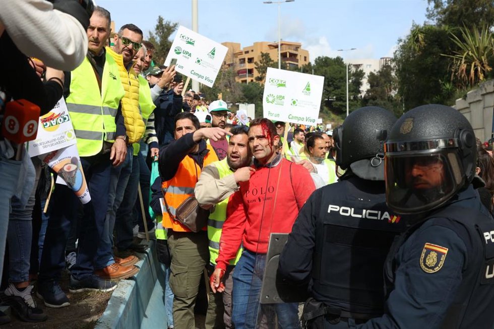 Una manifestante herido en la movilización de los agricultores en Algeciras.