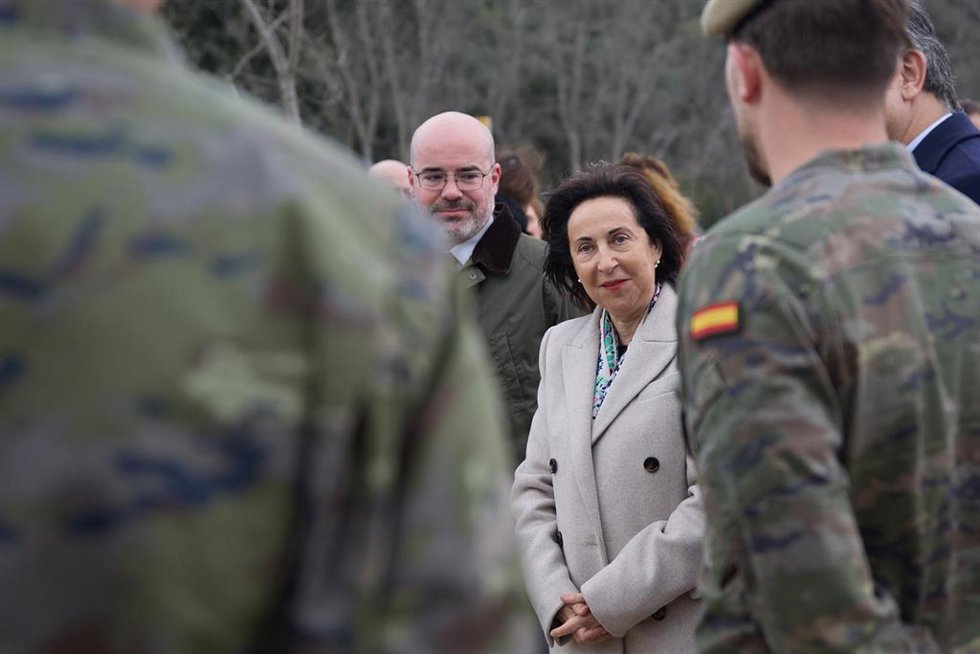 El delegado del Gobierno en la Comunidad de Madrid, Francisco Martín, y la ministra de Defensa, Margarita Robles, durante su visita a las obras de mantenimiento del puente instalado entre Villamanta y Aldea del Fresno, a 22 de febrero de 2024, en Aldea 